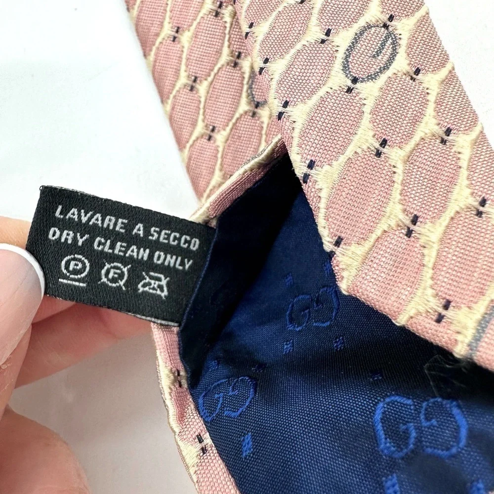 Gucci 100% Silk Tie Pink Pointed With Monogram G Made In Italy Oval Pattern